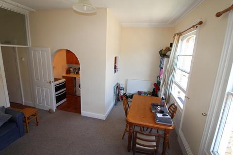 2 bedroom apartment to rent - Flat 2, 20 Raleigh Road