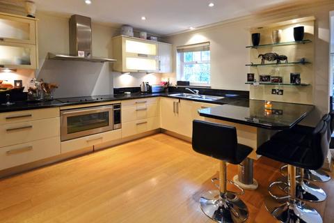 5 bedroom semi-detached house to rent, Mountview Close, Hampstead NW11