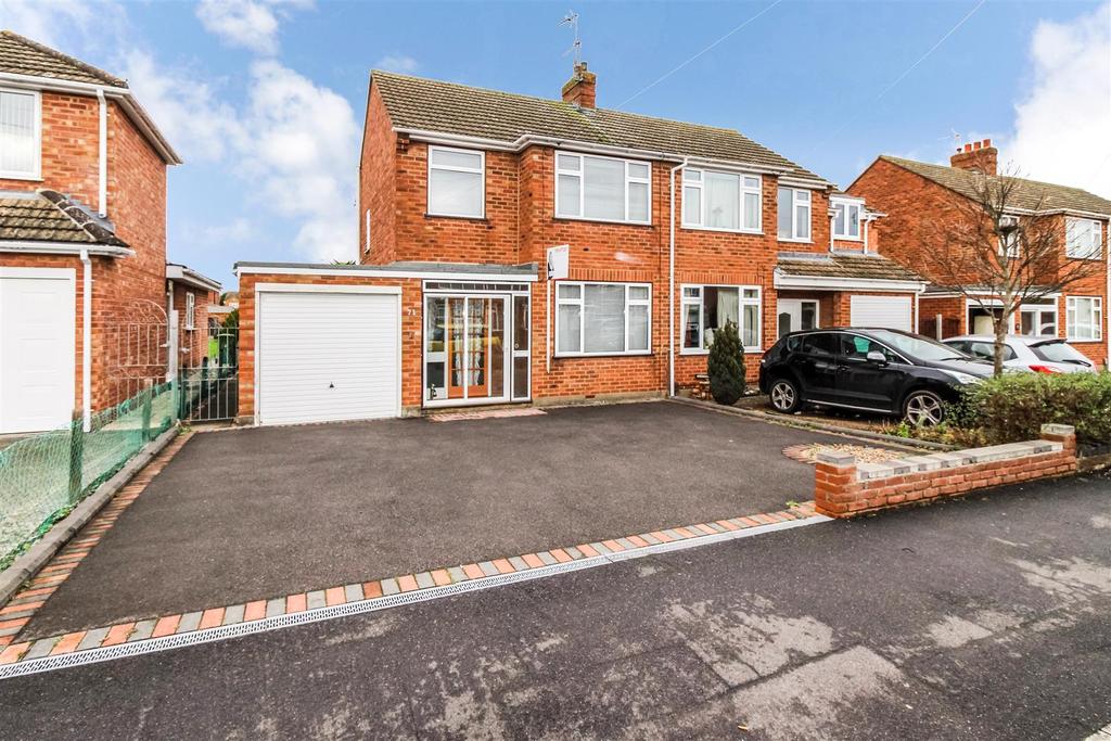 Moorhill Road, Whitnash, Leamington Spa 3 bed semidetached house £