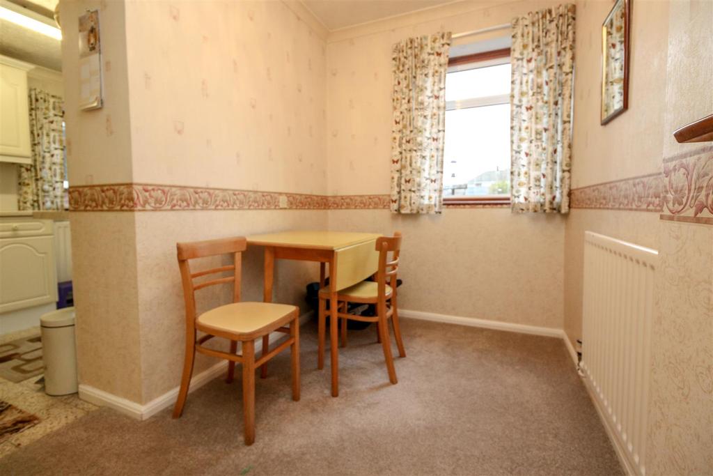 Moorhill Road, Whitnash, Leamington Spa 3 bed semidetached house £