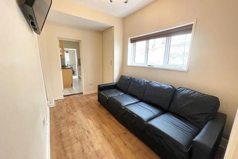 4 bedroom terraced house to rent, Highland Road, Southsea