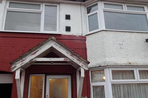 4 bedroom semi-detached house to rent, Byron Avenue, Hounslow