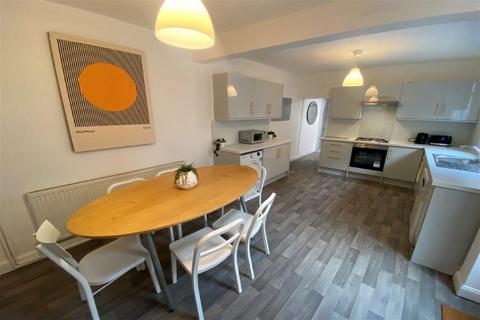 6 bedroom semi-detached house to rent, Broadgate, Beeston, NG9 2GG