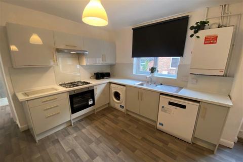 6 bedroom semi-detached house to rent, Broadgate, Beeston, NG9 2GG