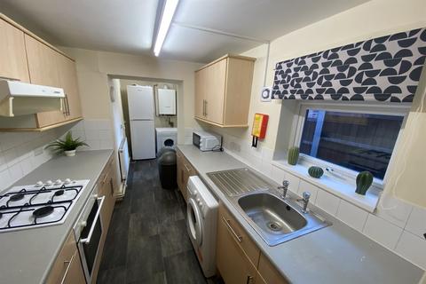 4 bedroom end of terrace house to rent, Castle Boulevard, Lenton, NG7 1HP