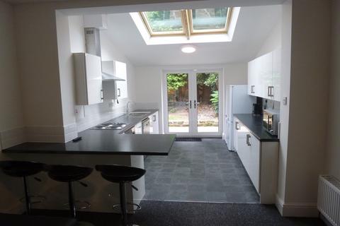 5 bedroom detached house to rent, Charnock Avenue, Wollaton, NG8 1AG