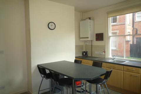 6 bedroom terraced house to rent, Castle Boulevard, City, NG7 1FE