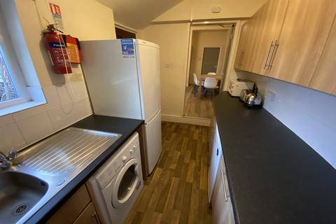 4 bedroom semi-detached house to rent, City Road, Dunkirk, NG7 2JL