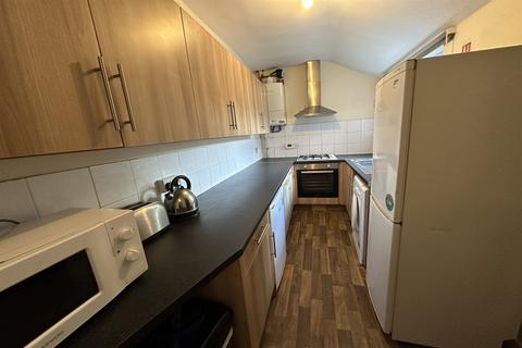 4 bedroom semi-detached house to rent, City Road, Dunkirk, NG7 2JL