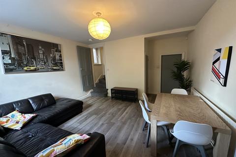 4 bedroom semi-detached house to rent, City Road, Dunkirk, NG7 2JL