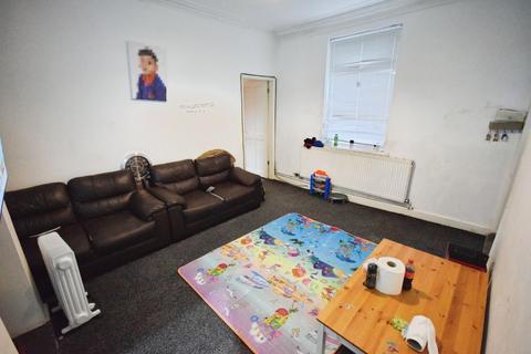 3 bedroom end of terrace house to rent, Lewis Street, Stoke