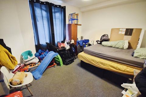 3 bedroom end of terrace house to rent, Lewis Street, Stoke