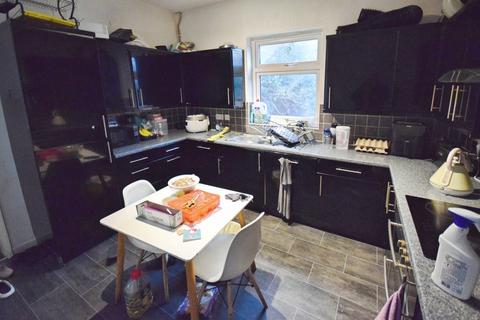 3 bedroom end of terrace house to rent, Lewis Street, Stoke