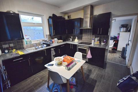 3 bedroom end of terrace house to rent, Lewis Street, Stoke