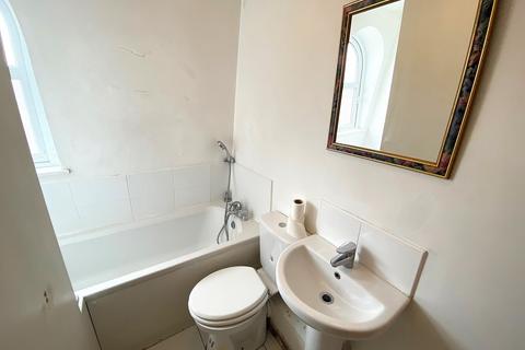 2 bedroom flat to rent, St. James's Road, Southsea