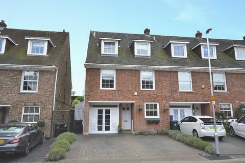 4 bedroom end of terrace house to rent, Theydon Grove, Epping