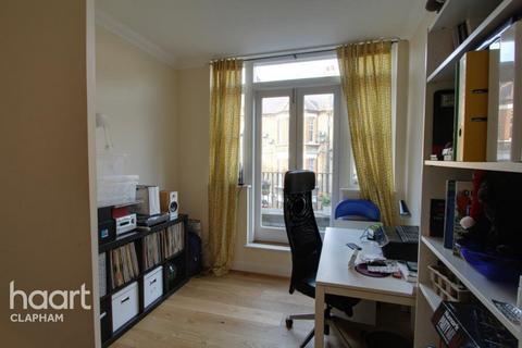 2 bedroom apartment to rent, Bromells Road, London