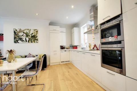 2 bedroom apartment to rent, Bromells Road, London