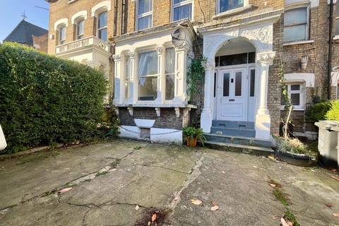 Studio to rent, Queen Elizabeths Walk, Stoke Newington N16