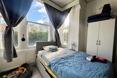 Studio to rent, Queen Elizabeths Walk, Stoke Newington N16