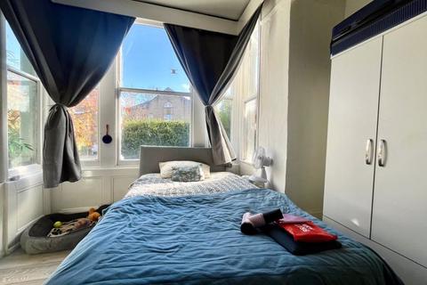 Studio to rent, Queen Elizabeths Walk, Stoke Newington N16