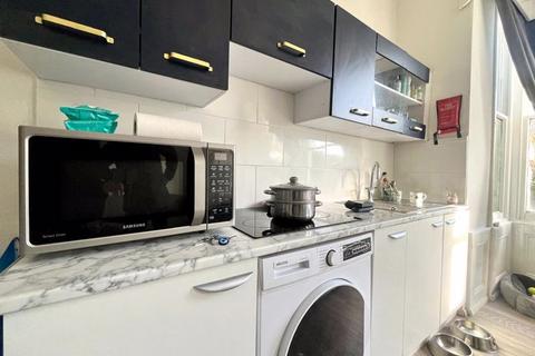 Studio to rent, Queen Elizabeths Walk, Stoke Newington N16