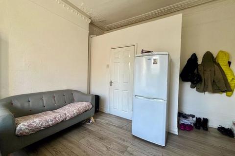 Studio to rent, Queen Elizabeths Walk, Stoke Newington N16