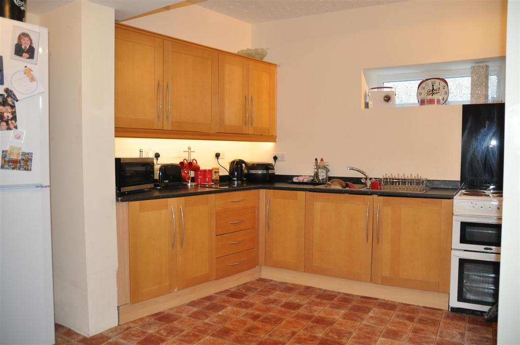 Cybi Place, Holyhead 3 bed house £480 pcm (£111 pw)