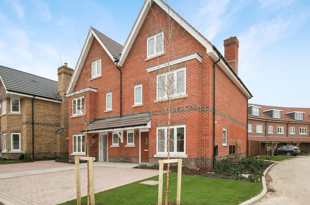 Oaks Lane, Bookham 4 bed end of terrace house £1,995 pcm (£460 pw)