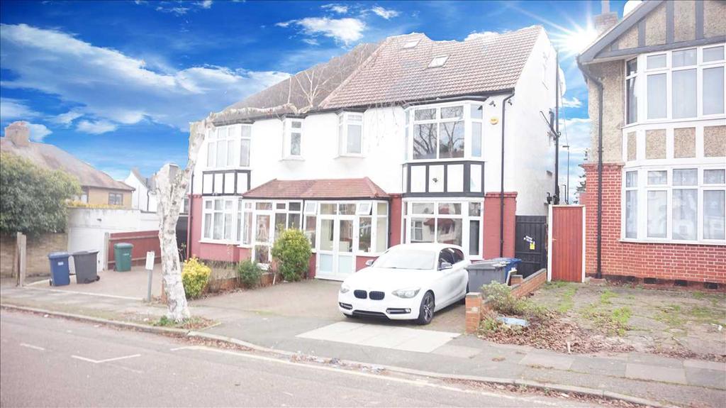 Fairfield Crescent, Edgware 4 bed flat £2,100 pcm (£485 pw)