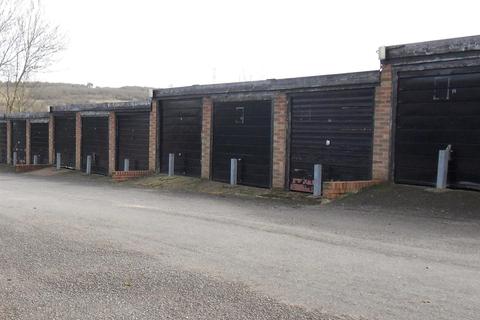 Garage to rent - Wyvern Close, Luton