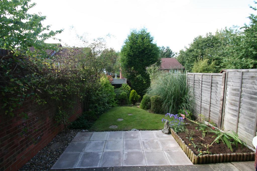 Plymouth Close, Redditch 3 bed terraced house to rent £985 pcm (£227 pw)