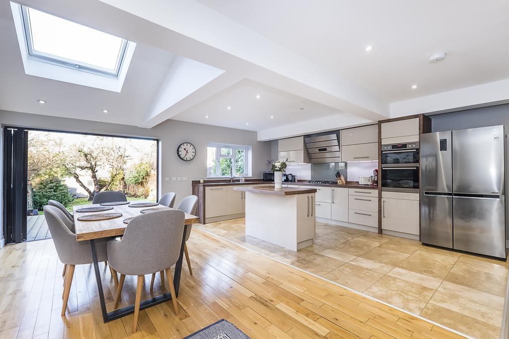 The Wells, Epsom 4 bed semidetached house £2,100 pcm (£485 pw)