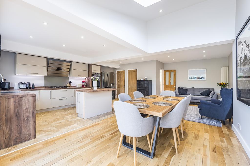 The Wells, Epsom 4 bed semidetached house £2,100 pcm (£485 pw)