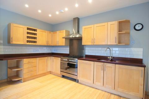 3 bedroom flat to rent, Hanley Road, Finsbury Park, N4