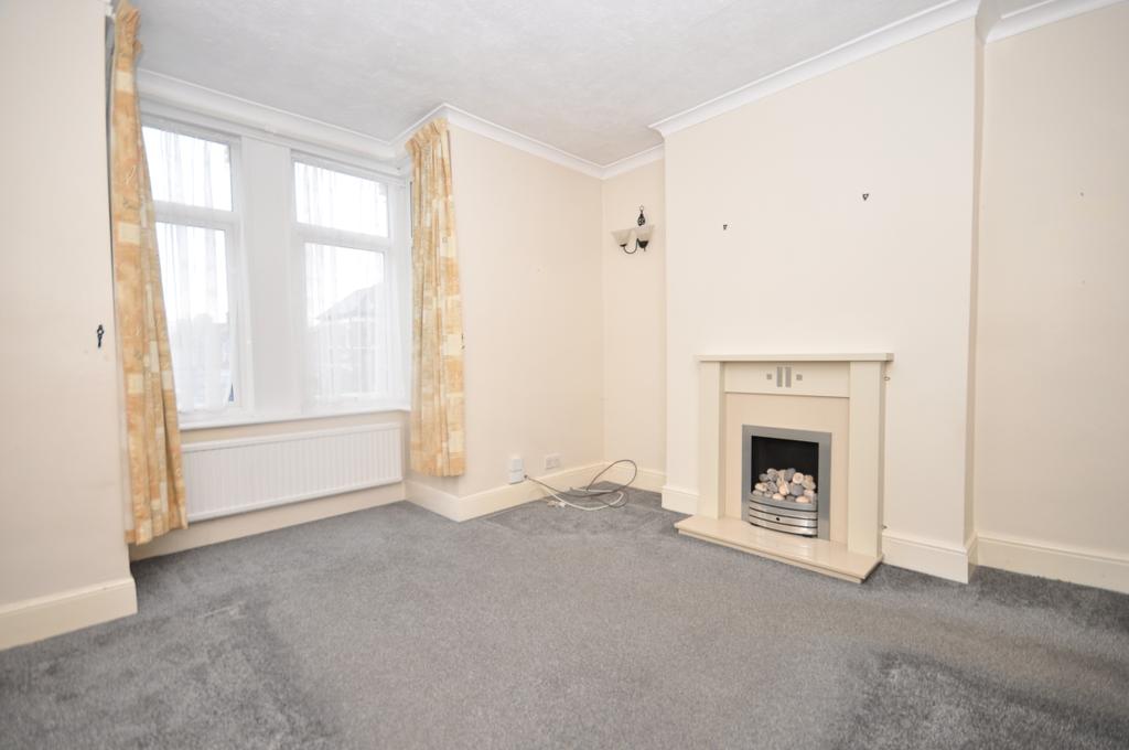 Buckland Avenue Dover CT16 3 bed semidetached house £825 pcm (£190 pw)
