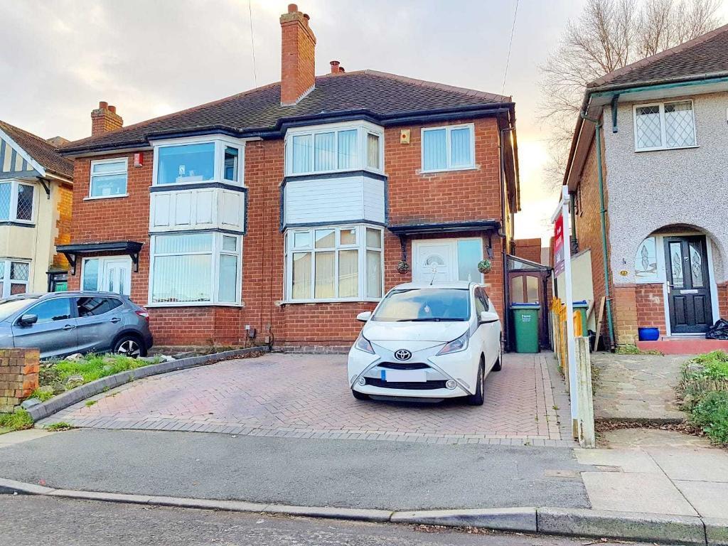 LYNDHURST ROAD, WEST BROMWICH, WEST MIDLANDS, B71 3JE 3 bed semi