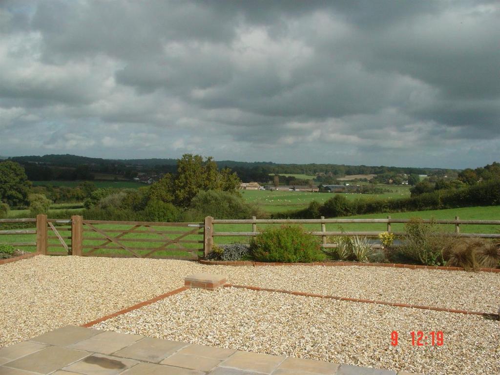 Chalbury, Wimborne 2 bed detached bungalow £995 pcm (£230 pw)