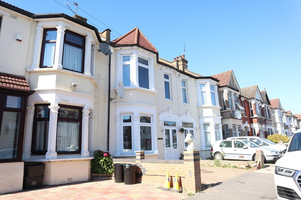 Eton Road, Ilford, Essex, IG1 3 bed terraced house £1,650 pcm (£381 pw)