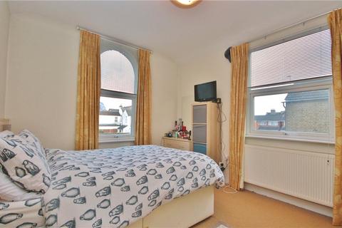 2 bedroom maisonette to rent, Richmond Crescent, Staines-upon-Thames, Surrey, TW18