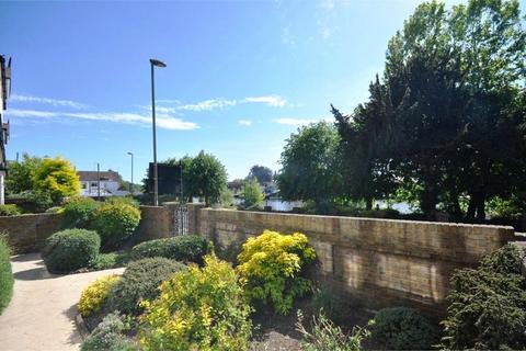 2 bedroom maisonette to rent, Richmond Crescent, Staines-upon-Thames, Surrey, TW18