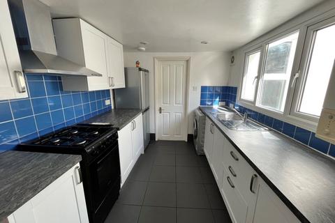 4 bedroom terraced house to rent, D'Aubigny Road, Roundhill Crescent