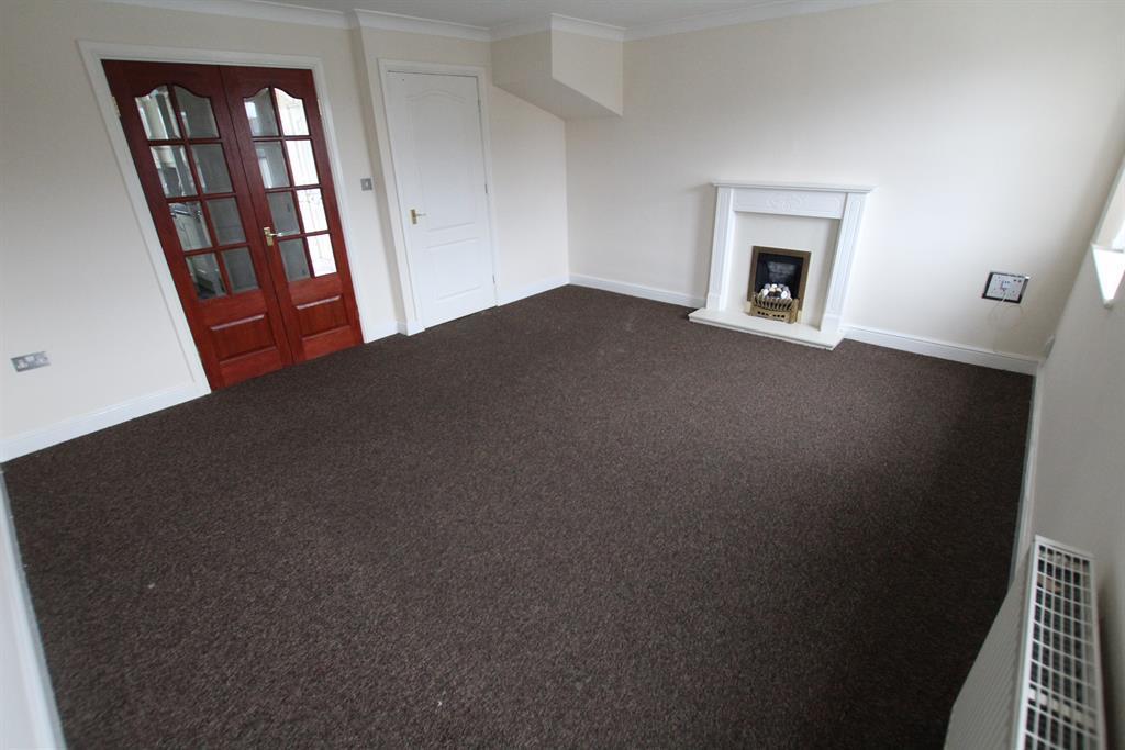 The Oval, Bingley, West Yorkshire, BD16 4RQ 3 bed semidetached house