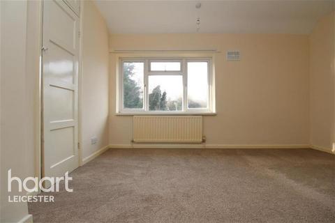 3 bedroom semi-detached house to rent, Greenacre Drive, Leicester