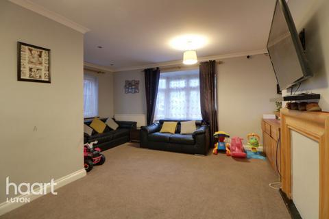 3 bedroom semi-detached house to rent, Abbey Drive, Luton