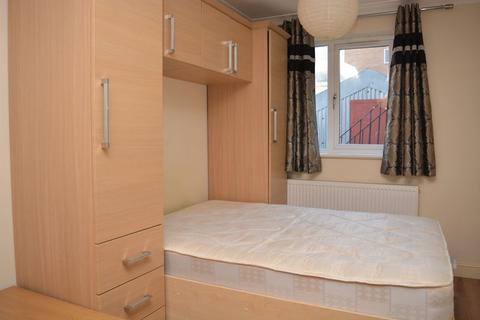 Studio to rent, High Street, Slough