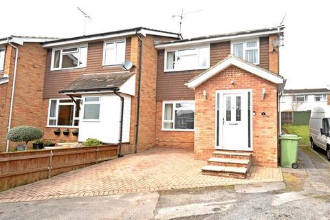 3 bedroom terraced house to rent, Robin Close, Alton GU34