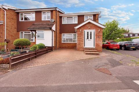 3 bedroom terraced house to rent, Robin Close, Alton GU34