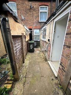 2 bedroom terraced house to rent, Warwick Road East, Beech Hill, Luton, Bedfordshire, LU4 8BH