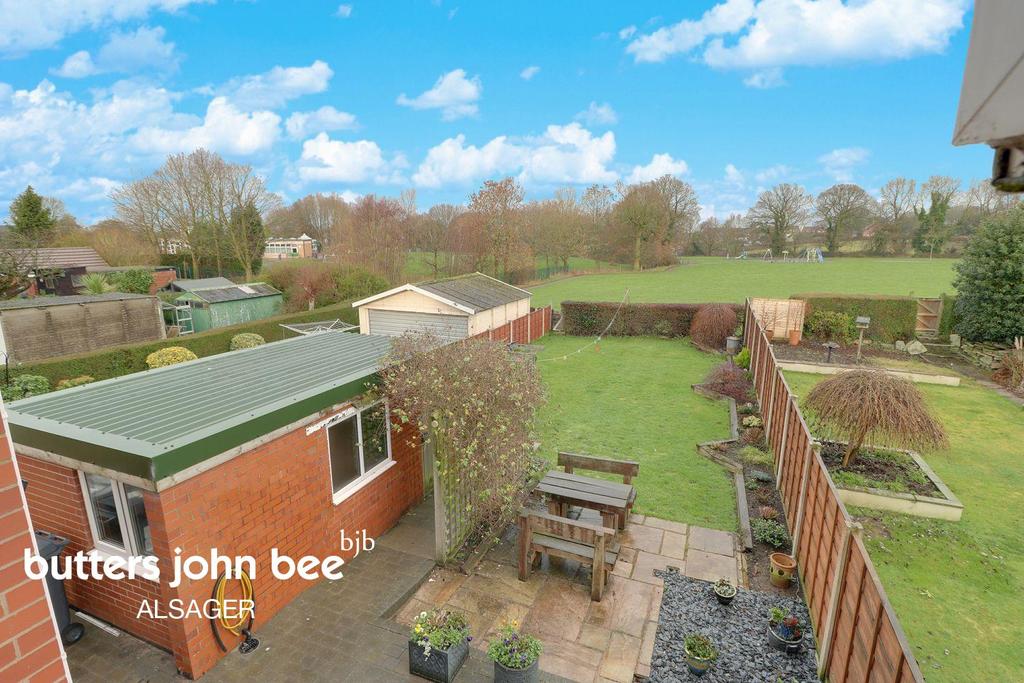 Portland Drive, Scholar Green 4 bed semidetached house £250,000